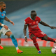 Liverpool’s Sadio Mane (r.) takes on Man City’s Kyle Walker.